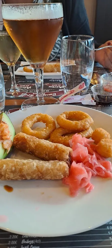 Avocat Aux Crevettes Nems Et Croquettes Au Fromage